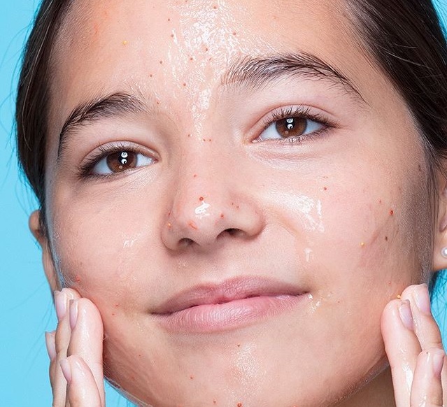mujeres maquillaje para ocultar el acne